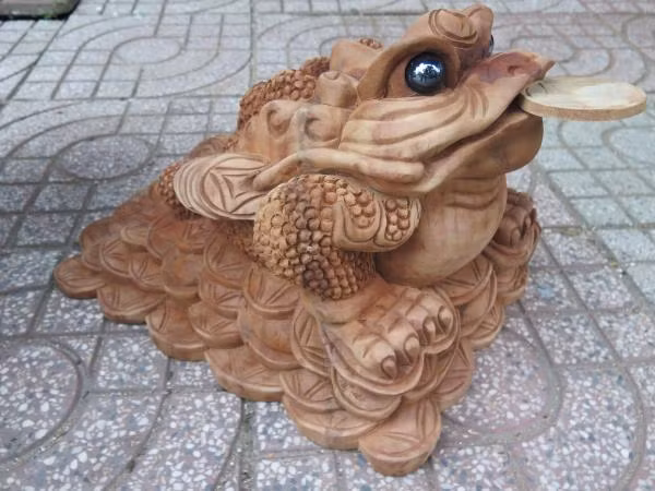 Cóc ba chân ngậm tiền vàng. Cóc vàng giúp mang lại may mắn, thu hút tiền bạc ngay lập tức.