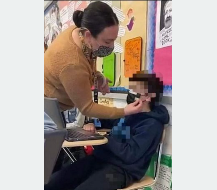 Cô giáo gây tranh cãi khi dán khẩu trang lên mặt học sinh Co giao gay tranh cai khi dan khau trang len mat hoc sinh