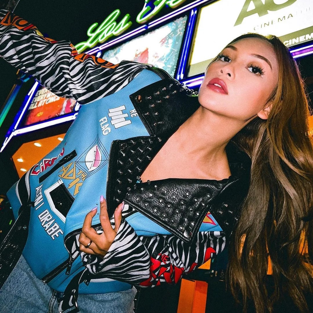 Bên cạnh tài năng âm nhạc, chính phong cách thời trang ấn tượng và sành điệu là thế mạnh giúp DJ 26 tuổi nổi bật so với những đồng nghiệp cùng thế hệ. "Khi bắt đầu sự nghiệp, tôi không để tâm lắm đến những bộ trang phục mình mặc lên sân khấu biểu diễn. Nhưng tôi dần nhận ra nếu không gây được ấn tượng trực quan với khán giả, họ sẽ không nhớ mình là ai", Farah giải thích với Her World về lý do cô xây dựng phong cách cá nhân thông qua trang phục.