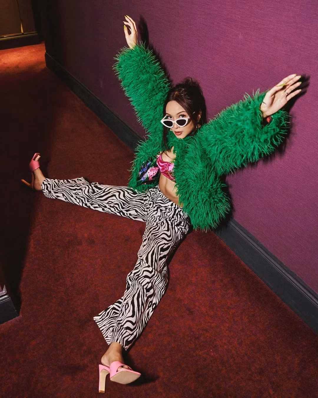 Nữ "phù thủy âm nhạc" nói rằng công việc ảnh hưởng đến phong cách thời trang của cô và ngược lại. "Tôi tìm thấy niềm vui trong việc lên ý tưởng trang phục cho các buổi biểu diễn. Tôi cực kỳ phấn khích, đó là lý do thúc đẩy tôi mua sắm. Điều tuyệt vời nhất trong thời trang là được mặc bất kỳ điều gì mình thích. Cuộc sống quá ngắn ngủi để quan tâm đến những lời đàm tiếu xung quanh".