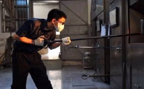 Nhan vien lo hoa tang tiet lo: Co mot loai xac khong ai dam hoa tang-Hinh-2