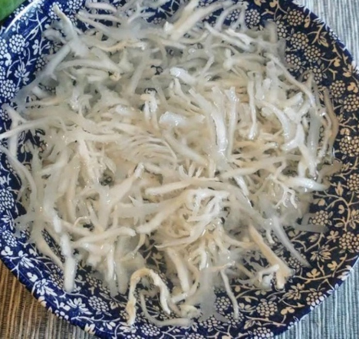 Trước đây, lượng rau câu chân vịt thu được rất nhiều nhưng giá bán rất thấp, chỉ vài chục nghìn đồng mỗi kilogram rau khô.