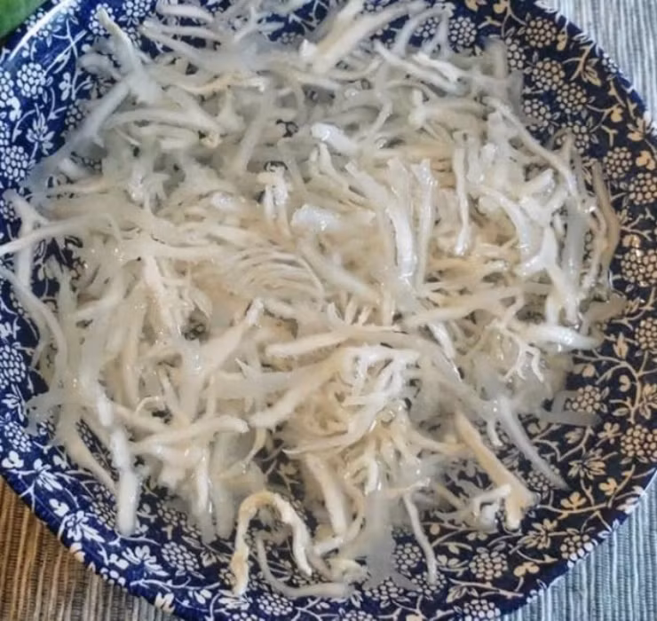 Trước đây, lượng rau câu chân vịt thu được rất nhiều nhưng giá bán rất thấp, chỉ vài chục nghìn đồng mỗi kilogram rau khô.