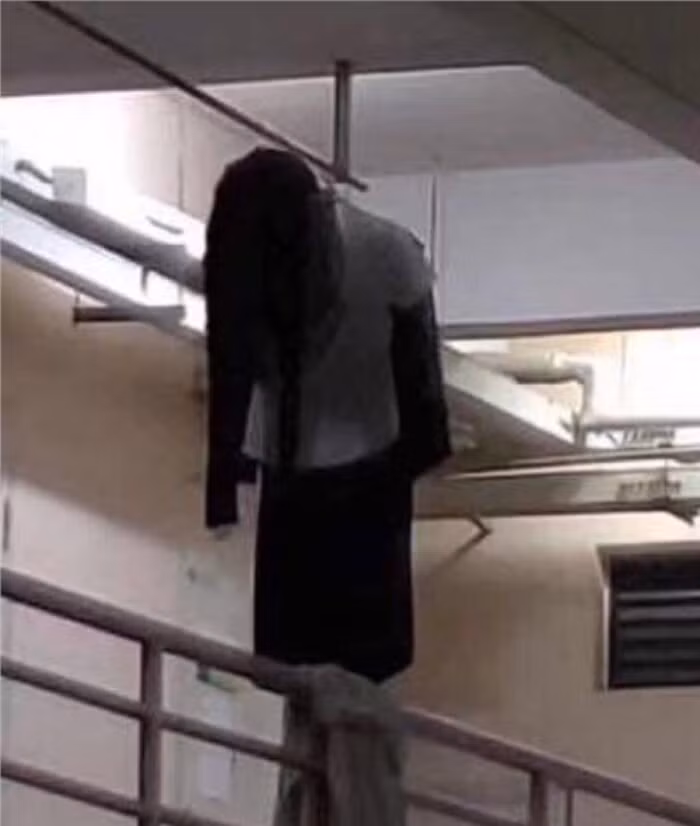 Tá hỏa khi thấy cảnh tượng ghê rợn trên ban công KTX - Hình 2 Ta hoa khi thay canh tuong ghe ron tren ban cong KTX-Hinh-2