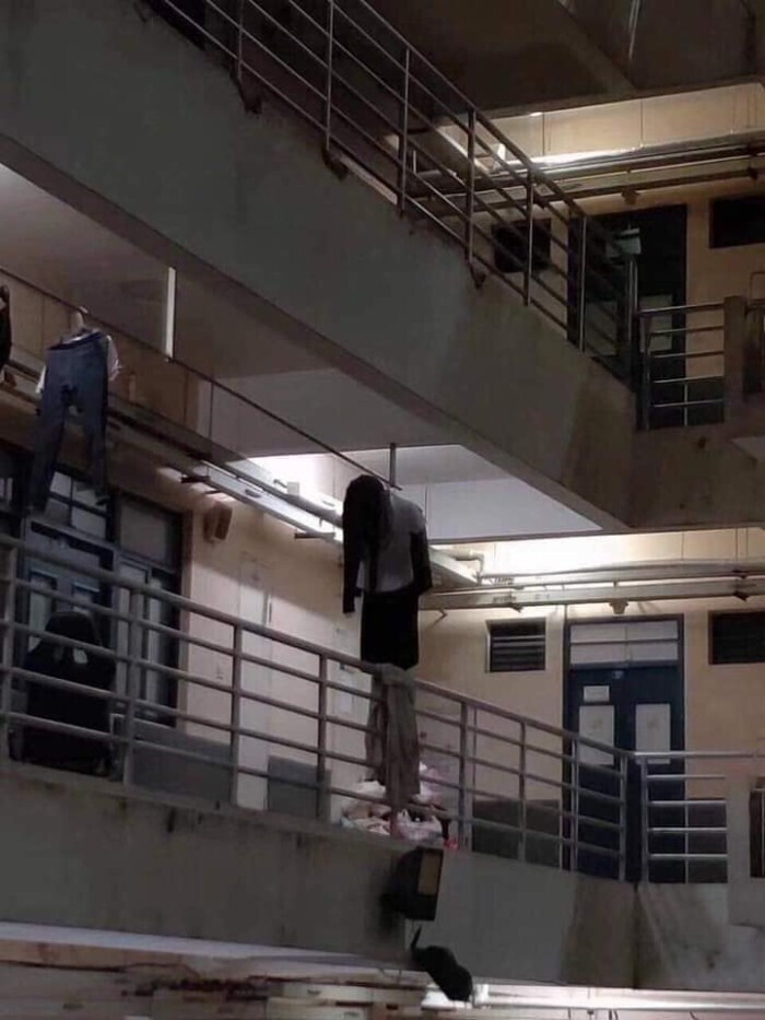 Ta hoa khi thay canh tuong ghe ron tren ban cong KTX