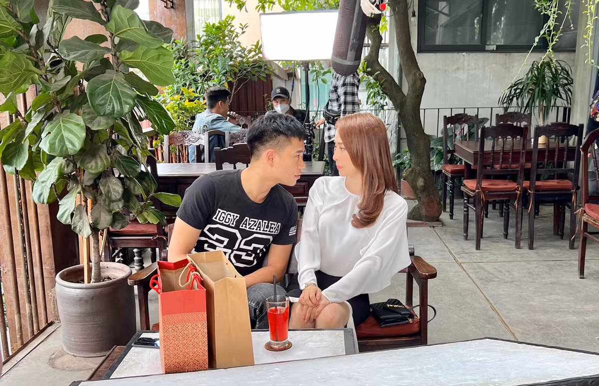 Hậu trường cảnh nóng nhất của Quỳnh Nga với bạn diễn - Hình 3 Hau truong canh nong nhat cua Quynh Nga voi ban dien-Hinh-3