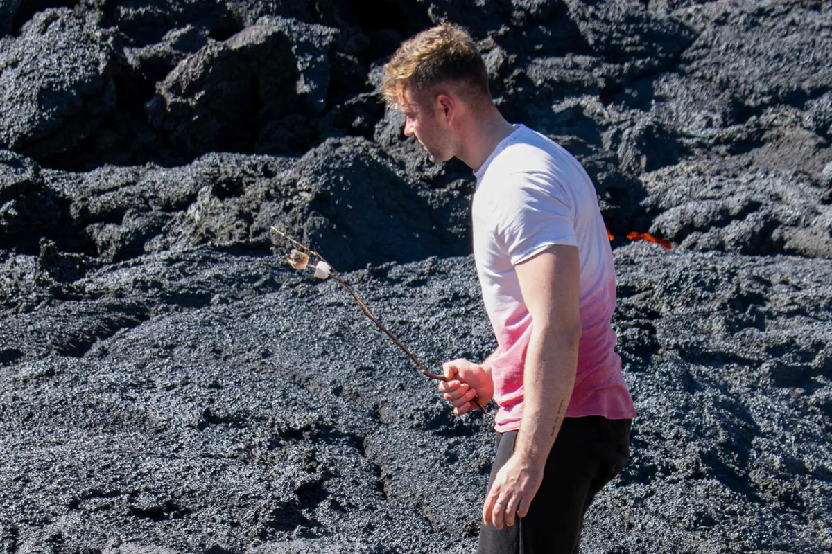 Khách du lịch đổ xô đến núi lửa đang phun trào sùng sục Khach du lich do xo den nui lua dang phun trao sung suc