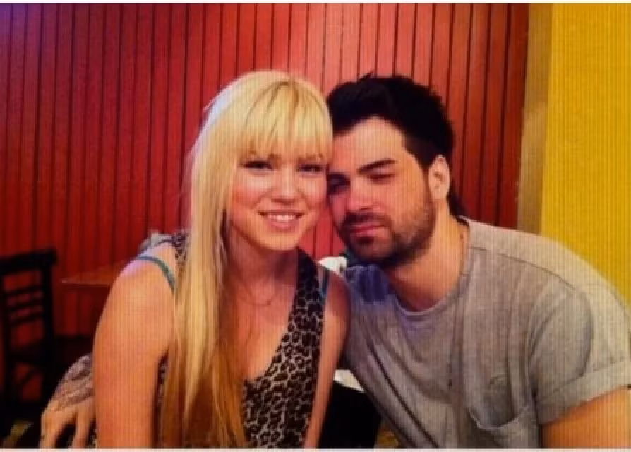 Ban gai cu cua 'nguoi dan ong bi cam ghet nhat tren Internet'-Hinh-2