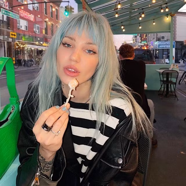 Ban gai cu cua 'nguoi dan ong bi cam ghet nhat tren Internet'-Hinh-3