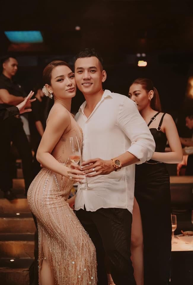 Dan my nhan Viet len do di quay: Phuong Trinh dien nguyen vay cuoi