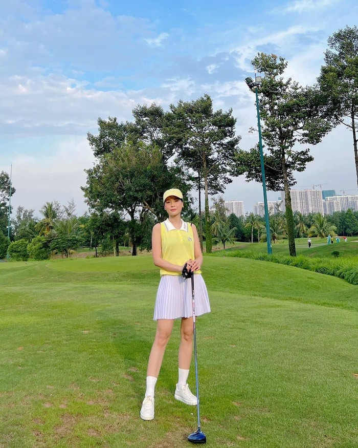 'Nữ sinh' Sam lên đồ chơi golf, lộ thân hình 'cò hương' đáng báo động - Hình 7 'Nu sinh' Sam len do choi golf, lo than hinh 'co huong' dang bao dong-Hinh-7