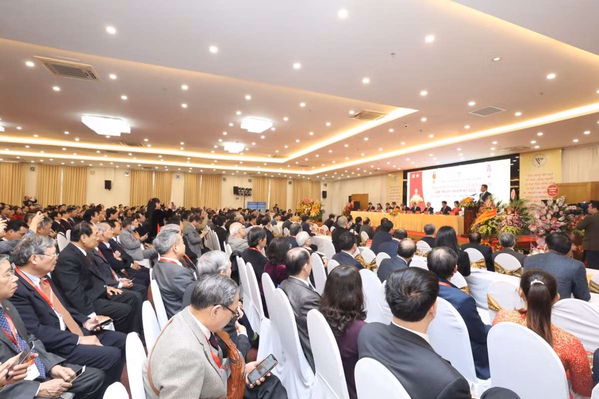 Van de dat ra ve cong tac tap hop tri thuc cua Lien hiep Hoi Viet Nam