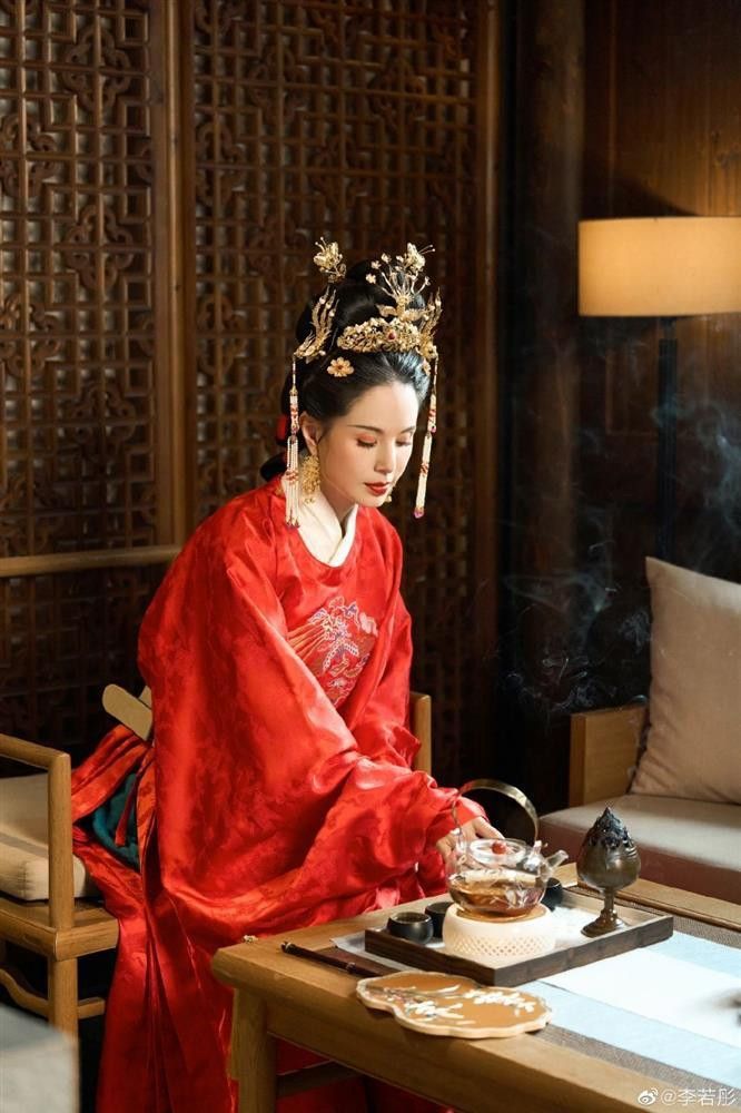 'Tieu Long Nu' Ly Nhuoc Dong gay sot khi mac do co trang-Hinh-3