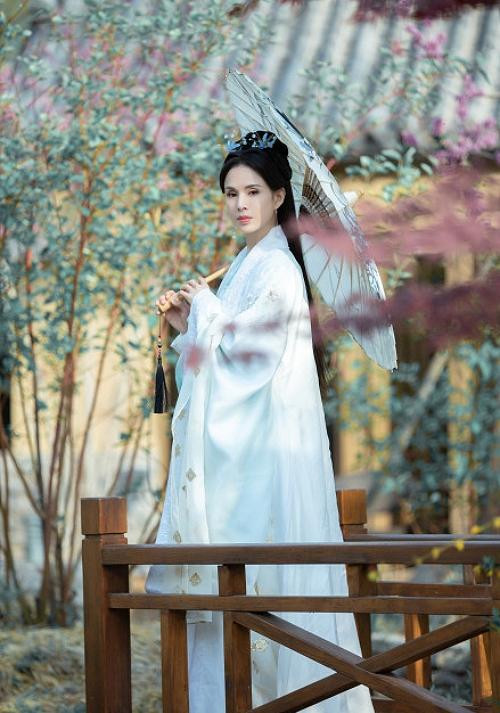 'Tieu Long Nu' Ly Nhuoc Dong gay sot khi mac do co trang-Hinh-5