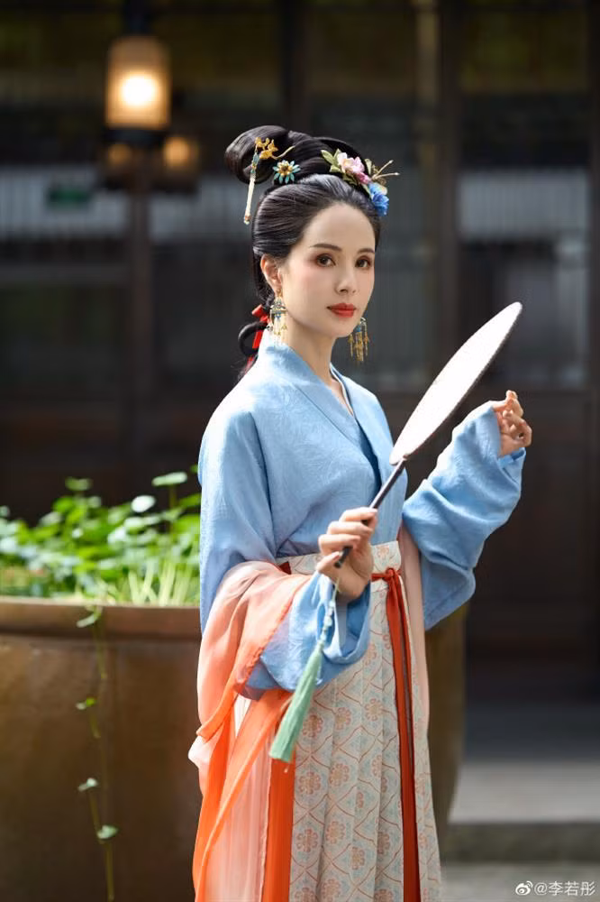 'Tieu Long Nu' Ly Nhuoc Dong gay sot khi mac do co trang-Hinh-10