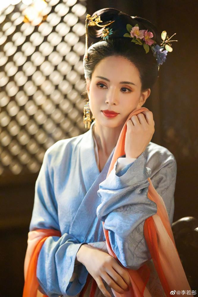 'Tieu Long Nu' Ly Nhuoc Dong gay sot khi mac do co trang-Hinh-6