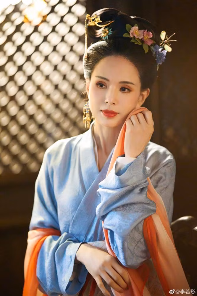 'Tieu Long Nu' Ly Nhuoc Dong gay sot khi mac do co trang-Hinh-6