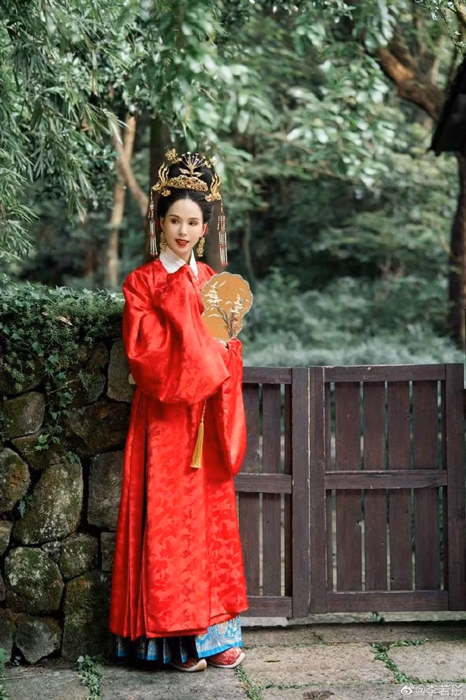 'Tieu Long Nu' Ly Nhuoc Dong gay sot khi mac do co trang-Hinh-4