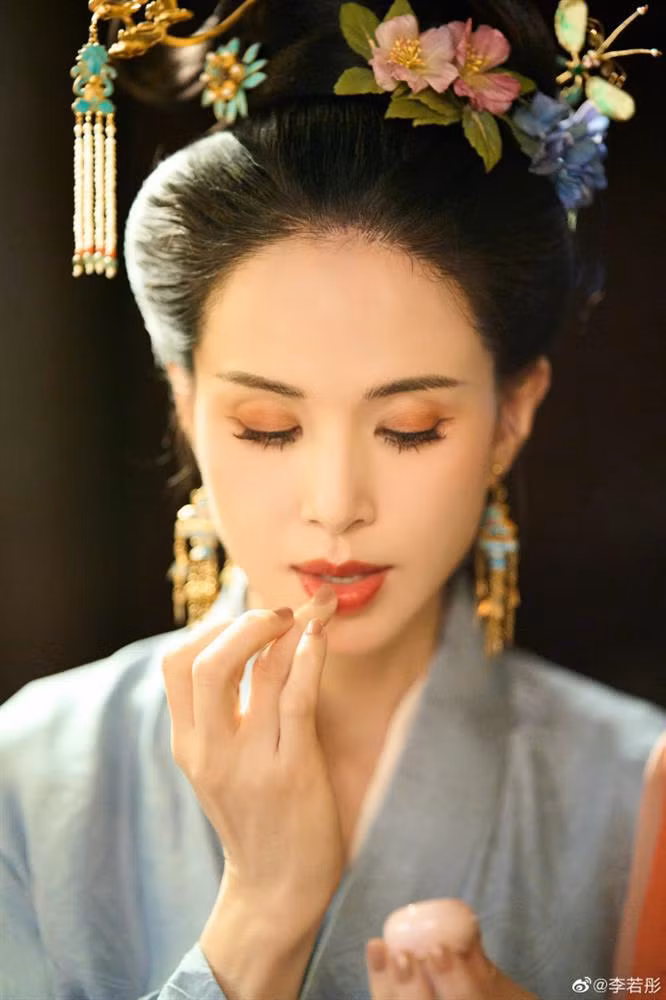 'Tieu Long Nu' Ly Nhuoc Dong gay sot khi mac do co trang-Hinh-9