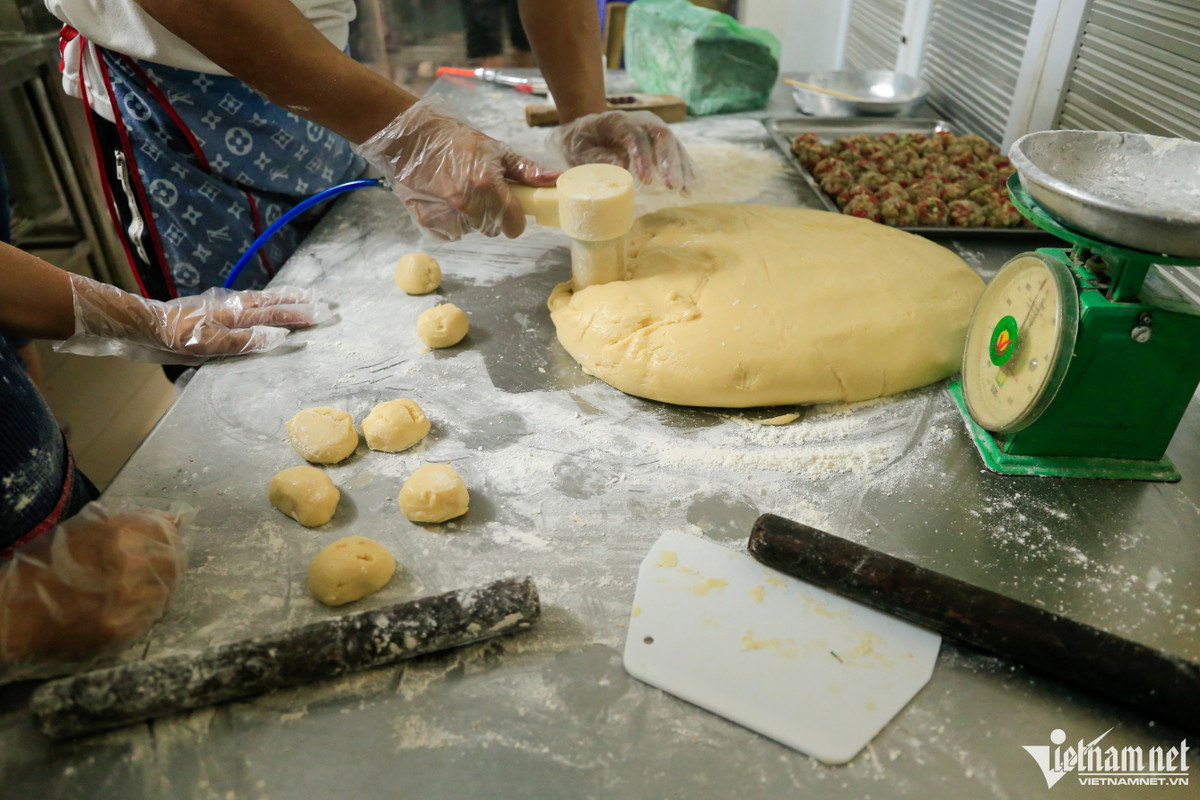 Hơn 60 năm lưu giữ hương vị bánh Trung thu truyền thống - Hình 2 Hon 60 nam luu giu huong vi banh Trung thu truyen thong-Hinh-2