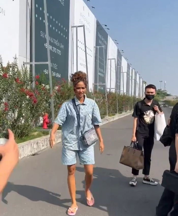 HHen Niê và những lần biến hình từ quê kiểng sang sành điệu - Hình 4 HHen Nie va nhung lan bien hinh tu que kieng sang sanh dieu-Hinh-4