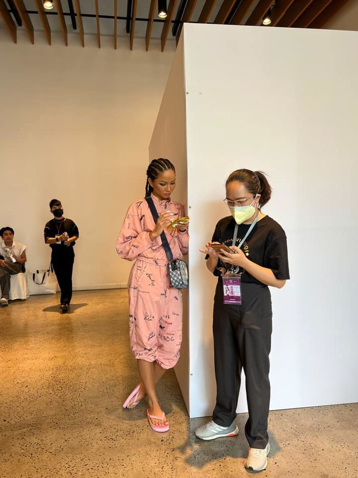 HHen Niê và những lần biến hình từ quê kiểng sang sành điệu - Hình 3 HHen Nie va nhung lan bien hinh tu que kieng sang sanh dieu-Hinh-3