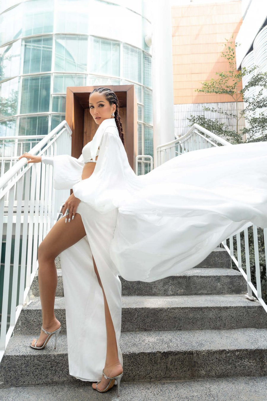 HHen Niê và những lần biến hình từ quê kiểng sang sành điệu - Hình 2 HHen Nie va nhung lan bien hinh tu que kieng sang sanh dieu-Hinh-2