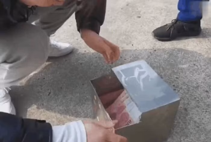 Phat hien hop sat bi an cua chong luc don nha-Hinh-2