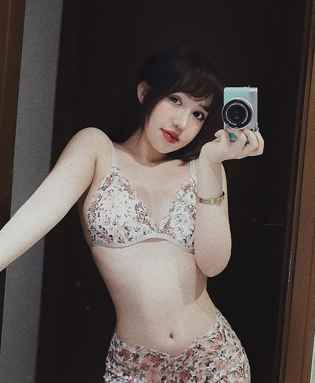 Cô nàng sở hữu gương mặt đẹp và vóc dáng nóng bỏng.