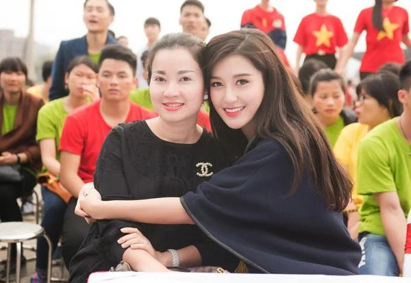 Sao Viet co me kiem quan ly: Hoang Thuy Linh so bi duoi-Hinh-4