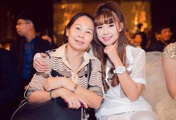 Sao Viet co me kiem quan ly: Hoang Thuy Linh so bi duoi-Hinh-2