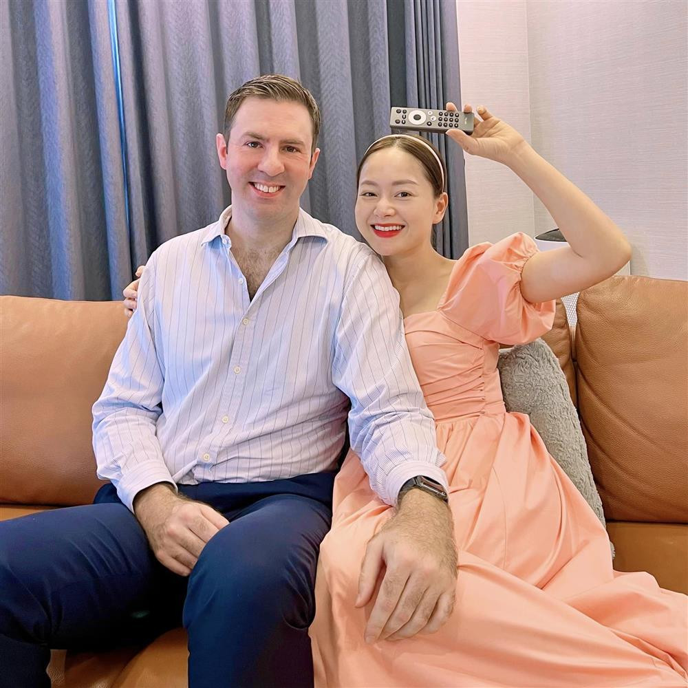 Phan ung chong Tay khi Lan Phuong khoe anh om nam dong nghiep-Hinh-5