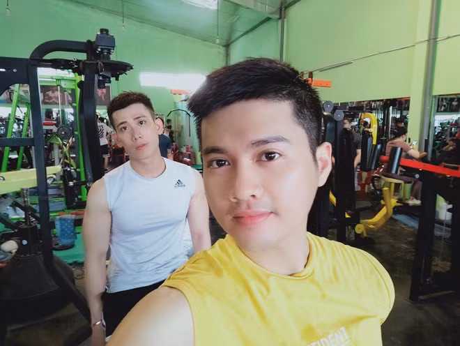 Chang trai voi chia tay ban gai de den voi Hot Boy phong tap-Hinh-2