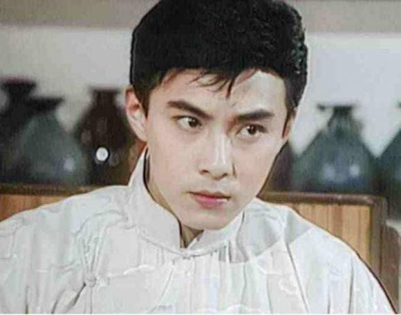 Dan nam dien vien Hoa ngu do tuoi 20 khien fan chao dao