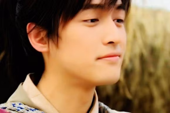 Dan nam dien vien Hoa ngu do tuoi 20 khien fan chao dao-Hinh-3