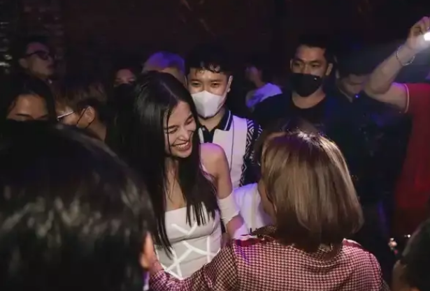 Đông Nhi ngỡ ngàng khi gặp fan hâm mộ Hà Nội sau loạt ồn ào - Hình 2 Dong Nhi ngo ngang khi gap fan ham mo Ha Noi sau loat on ao-Hinh-2