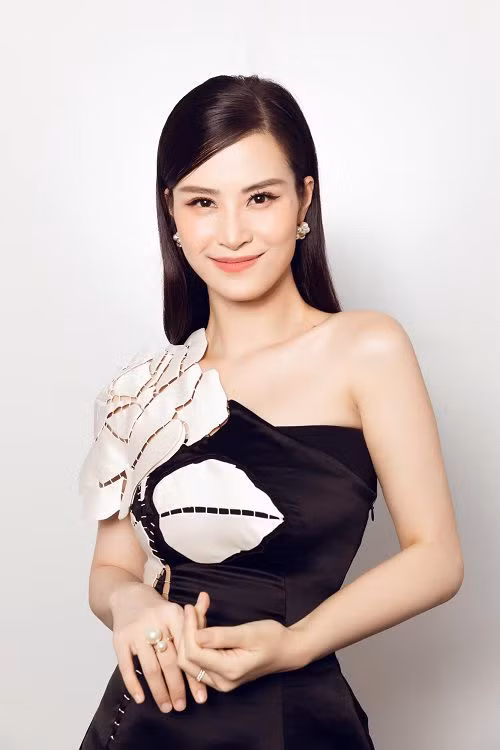 Dong Nhi ngo ngang khi gap fan ham mo Ha Noi sau loat on ao-Hinh-4