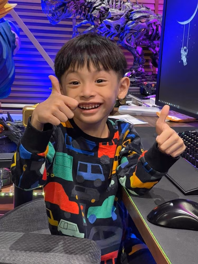 Do Mixi bi con trai 'mang' o ban, ca ngay chang kiem ra tien-Hinh-3