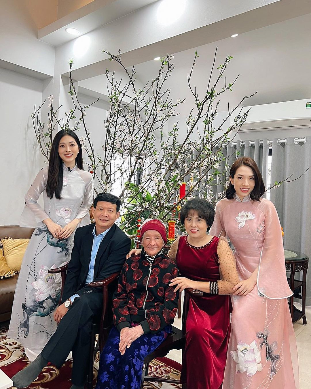 Vo Hoang Yen - Mau Thuy dien bikini do dang tren bien-Hinh-7