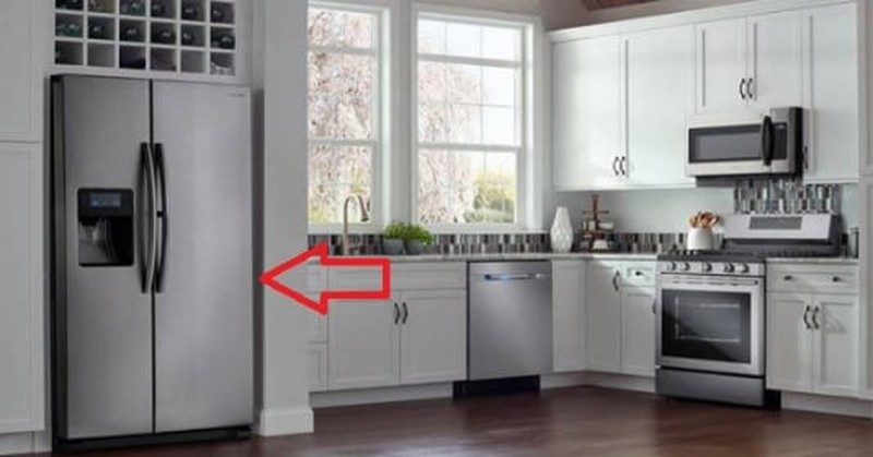 Ngoài ra không kê tủ lạnh đối diện hoặc gần bếp vì khí nóng từ bếp và hơi lạnh từ tủ lạnh xung khắc với nhau sẽ gây ảnh hưởng sức khỏe của gia chủ. Ngoài ra, nó còn có thể khiến những người trong không hòa thuận.