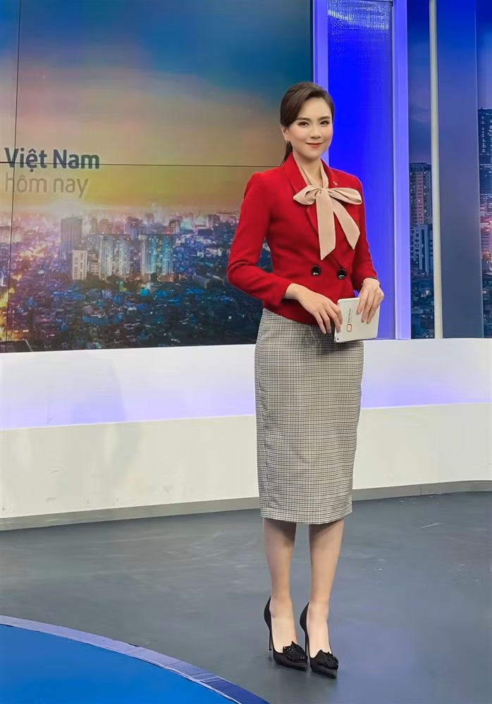 MC Mai Ngoc tang qua khung cho me dip sinh nhat-Hinh-3