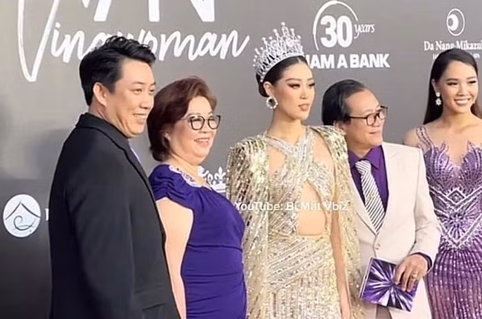 Xúc động khoảnh khắc bố Khánh Vân ôm hôn con gái trên thảm đỏ - Hình 5 Xuc dong khoanh khac bo Khanh Van om hon con gai tren tham do-Hinh-5