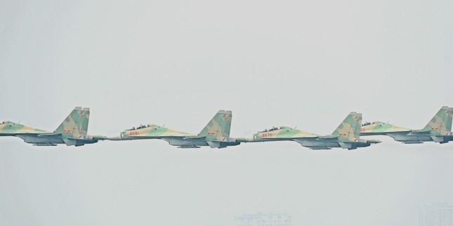 Biên đội Su-30MK2 bay biểu diễn trên bầu trời Hà Nội, sáng 8/12. Ảnh: Trọng Tài