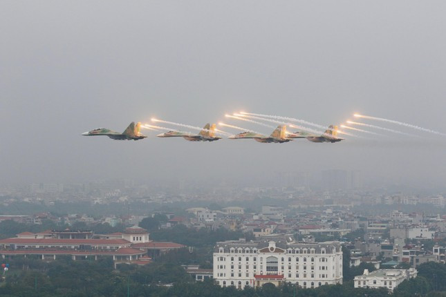Su-30MK2 thả bẫy mồi nhiệt trong màn trình diễn