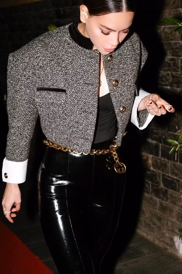 Dung hang hai dan em 9X, Ha Ho the hien dang cap nu hoang