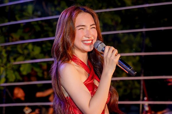 Hoa Minzy khien dan mang bat ngua nho chieu 'an gian'