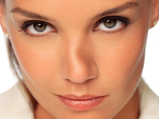 Người sống mũi cong vẹo, không thẳng, sống mũi gồ lên tính tình cổ quái, cách đối nhân xử thế cũng khác với người thường, thích nổi bật, hay thể hiện trước mặt cấp trên, song lại có phần vô lý, hung hăng, dễ gây ấn tượng xấu. Trong nhân tướng học, mũi là cung Tài Bạch, vì thế mà người có tướng mũi xấu thì đường tài lộc cũng khó mà phát đạt. Người mà mũi gồ lộ xương, lại cong vẹo không thẳng thì tài vận cả đời chẳng mấy tốt lành, cần phải có quý nhân hỗ trợ mới có thể nâng cao vận trình. 