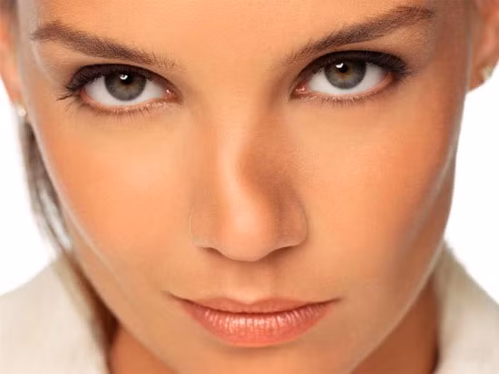 Người sống mũi cong vẹo, không thẳng, sống mũi gồ lên tính tình cổ quái, cách đối nhân xử thế cũng khác với người thường, thích nổi bật, hay thể hiện trước mặt cấp trên, song lại có phần vô lý, hung hăng, dễ gây ấn tượng xấu. Trong nhân tướng học, mũi là cung Tài Bạch, vì thế mà người có tướng mũi xấu thì đường tài lộc cũng khó mà phát đạt. Người mà mũi gồ lộ xương, lại cong vẹo không thẳng thì tài vận cả đời chẳng mấy tốt lành, cần phải có quý nhân hỗ trợ mới có thể nâng cao vận trình. 