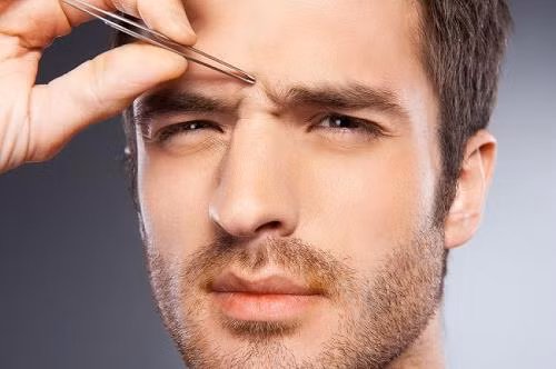 Lông mày hỗn loạn. Lông mày còn được gọi là cung Huynh Đệ, tượng trưng cho khả năng xã giao, hợp tác, kết bạn của một người. Nếu người sinh ra đã có cặp lông mày rậm, đường lông mày không rõ ràng, lông mày hỗn loạn, lại có thêm cặp mắt hung dữ thì theo nhân tướng học, đó là tướng mặt người nghèo khó.