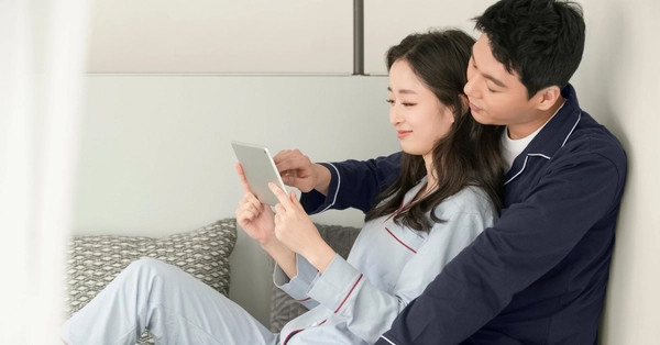 Doc thu con dat tren ban, chong toi lap tuc dat ve ve que